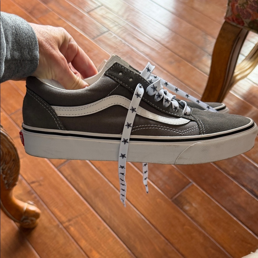 Women’s 9 Vans Old Skool Skate Shoe in Grey and White - Picture 3 of 8